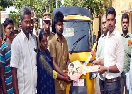 பழங்குடியின மக்களுக்கு மாவட்ட ஆட்சித்தலைவர் அவர்கள் பல்வேறு நலத்திட்ட உதவிகளை வழங்கினார்.