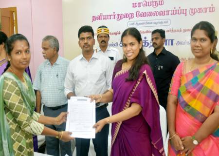 தொழில், முதலீட்டு ஊக்குவிப்பு மற்றும் வர்த்தகத்துறை அமைச்சர் செல்வி.ச.கீர்த்தனா அவர்கள் தனியார் வேலை வாய்ப்பு முகாமினை துவக்கி வைத்து வேலை நாடுநர்களுக்கு பணி நியமன ஆணையினை வழங்கினார்.