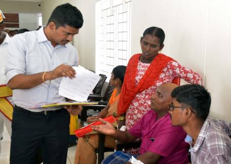 மக்கள் குறைதீர்க்கும் நாள் கூட்டத்தில் 16 பயனாளிகளுக்கு ரூ.6.80 இலட்சம் மதிப்பீட்டிலான நலத்திட்ட உதவிகளை மாவட்ட ஆட்சித்தலைவர் அவர்கள் வழங்கினார்.