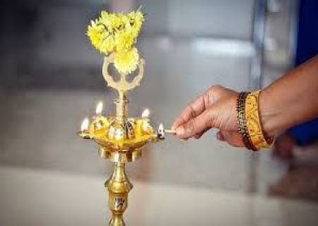 வீட்டில் விளக்கேற்றுவது மிகவும் புனிதமான விஷயமாகும்.விளக்கு ஏற்றும் நேரம்.