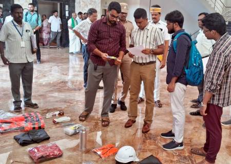 “இளம் பேரிடர் நண்பன்” – பயிற்சி பெற்ற 355 தன்னார்வலர்களுக்கு வழங்கப்படவுள்ள பாதுகாப்பு உபகரணங்களை மாவட்ட ஆட்சித்தலைவர்  அவர்கள் பார்வையிட்டார்.
