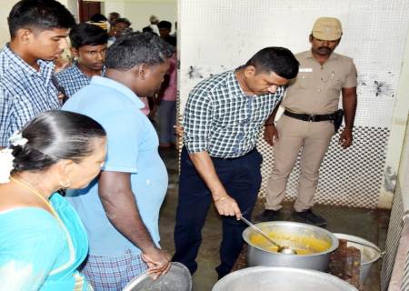 வத்திராயிருப்பு பகுதிகளில் அரசின் மூலம் செயல்படுத்தப்பட்டு வரும் பல்வேறு திட்ட பணிகள் மற்றும் சேவைகளின் செயல்பாடுகள் குறித்து மாவட்ட ஆட்சித்தலைவர்  அவர்கள்  ஆய்வு மேற்கொண்டார்.