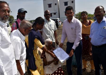 சின்னமூப்பன் பட்டியில் வருவாய்த்துறை மூலம் கணினி வழி இ-பட்டாக்களை மாவட்ட ஆட்சித்தலைவர் , அவர்கள் பயனாளிகளின் இடத்திற்க்கு  சென்று வழங்கினார்.