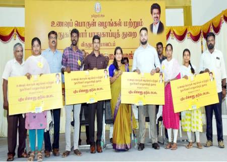 சமூக நலன் மற்றும் மகளிர் உரிமைத்துறை அமைச்சர் திருமதி கு.ஜெகதீஸ்வரி அவர்கள் 3,992 குடும்ப அட்டைதாரர்களுக்கு மின்னணு குடும்ப அட்டை வழங்கும் பணியினை தொடங்கி வைத்தார்.
