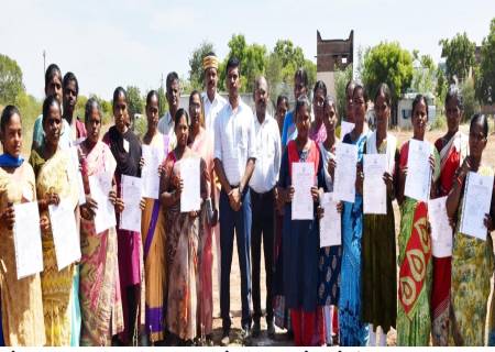 விருதுநகர் மாவட்டம் 22 பயனாளிகளுக்கு ரூ.14.69 இலட்சம் மதிப்பிலான இலவச வீட்டுமனை பட்டாக்களை  மாவட்ட ஆட்சித்தலைவர் அவர்கள் வழங்கினார்.