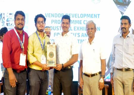 தனியார் துறை விற்பனையாளர் மேம்பாட்டுக் கண்காட்சியில் பங்குபெற்ற நிறுவனங்களின் பிரதிநிதிகளுக்கு மாவட்ட ஆட்சித்தலைவர்  அவர்கள் நினைவு பரிசுகளை வழங்கினார்.
