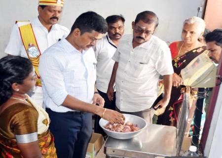 மாவட்டத்தில் 218 நகர்ப்புற நியாய விலைக்கடைகள் மூலம் 25,000 கிலோ வெங்காயம் கிலோ ரூ.35-க்கு விற்பனை செய்யப்பட்டு வருகிறது.