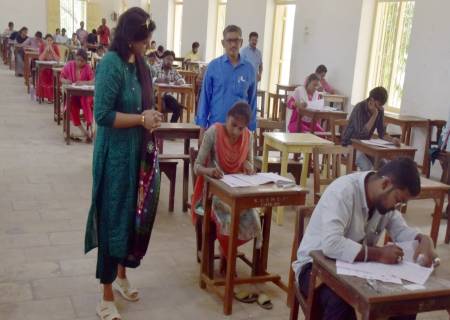 தமிழ்நாடு அரசு பணியாளர் தேர்வாணையம் நடத்திய தொழில்நுட்ப பணியாளர் பணியிடங்களுக்கான தேர்வு மையத்தில் மாவட்ட ஆட்சித்தலைவர் அவர்கள் ஆய்வு செய்தார்.