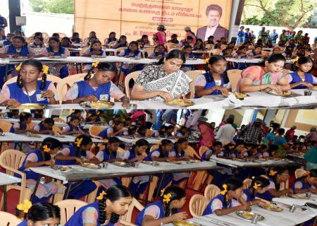 பெருந்தலைவர் காமராஜர் காலை உணவுத்திட்ட விரிவாக்கத்தினை அமைச்சர்  அவர்கள் 1,23,480 மாணவர்களுக்கு பயன்பெறும் வகையில் தொடங்கி வைத்தார்.