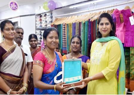 கோ ஆப் டெக்ஸ் நிறுவனத்தின் 30 சதவீத தீபாவளி சிறப்பு தள்ளுபடி விற்பனையினை மாவட்ட ஆட்சித்தலைவர் அவர்கள் தொடங்கி வைத்தார்.