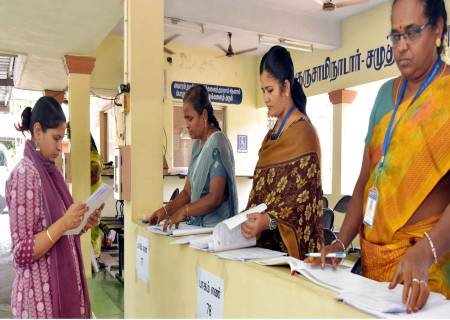 வாக்காளர் பட்டியலில் பெயர் சேர்ப்பதற்காக நடைபெற்ற சிறப்பு முகாமினை   மாவட்ட ஆட்சித்தலைவர் அவர்கள் பார்வையிட்டு ஆய்வு செய்தார்.