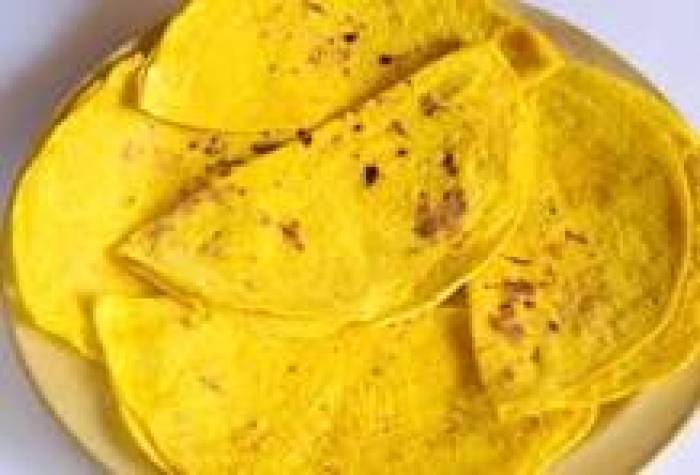 போளிக்கு மாவு, கிட்டத்தட்ட ஆறு மணி நேரம் ஊற வேண்டும்.