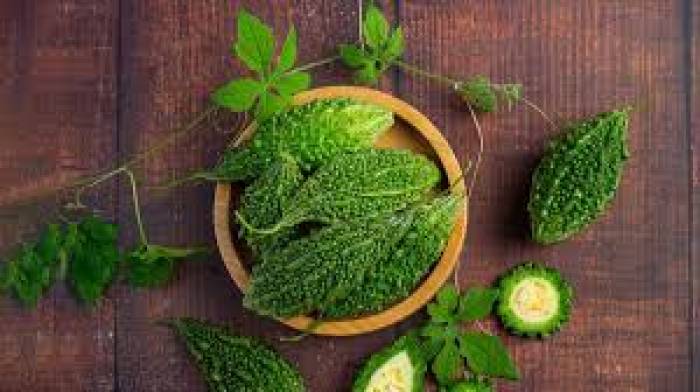 பச்சைப்பசேல் என்றிருக்கும், வாய் வைத்தால் கசக்கும், குழம்பு வைத்தால் ருசிக்கும் அது என்ன?