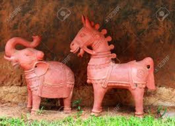 நம் வீட்டு வாசலில்  அதிர்ஷ்டம் பெருக இருக்க வேண்டிய முக்கிய பொருட்கள். 