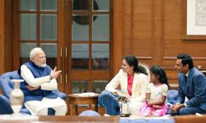 தங்கம் வென்ற  செஸ் கொனேரு ஹம்பி பிரதமர் மோடியை சந்தித்தார்.