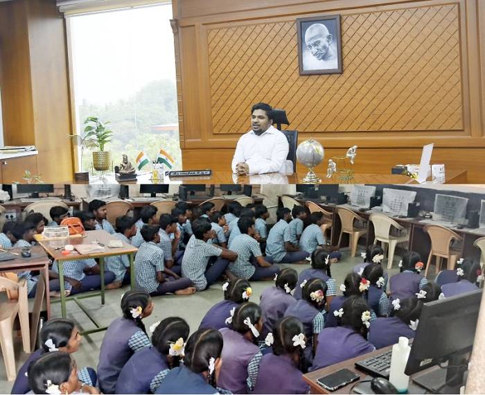 12 ஆம் வகுப்பு பயிலும் மாணவ, மாணவிகளுடன் பொதுத்தேர்வு மற்றும் உயர்கல்வி தொடர்பாக மாவட்ட ஆட்சித்தலைவர்  அவர்கள் காணொலி காட்சி வாயிலாக உரையாற்றினார்.