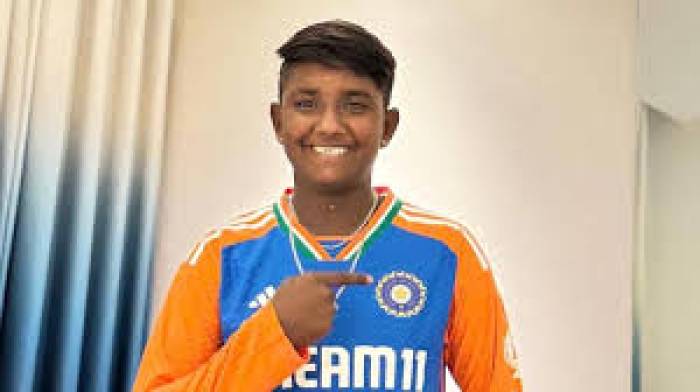 உலக கோப்பை வென்ற கமலினி, செஸ் சாம்பியன் பட்டம் வென்ற  பிரஜ்ஞானந்தாவுக்கு  சென்னை  விமான நிலையத்தில் உற்சாக வரவேற்பு .