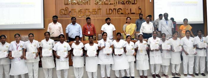 மகப்பேறு மற்றும் சிசு இறப்பு விகிதத்தை குறைக்கும் முயற்சியாக சிறப்பு பயிற்சி வழங்கப்பட்ட செவிலியர்களுக்கு மாவட்ட ஆட்சித்தலைவர் அவர்கள் சான்றிதழ்களை வழங்கினார்.