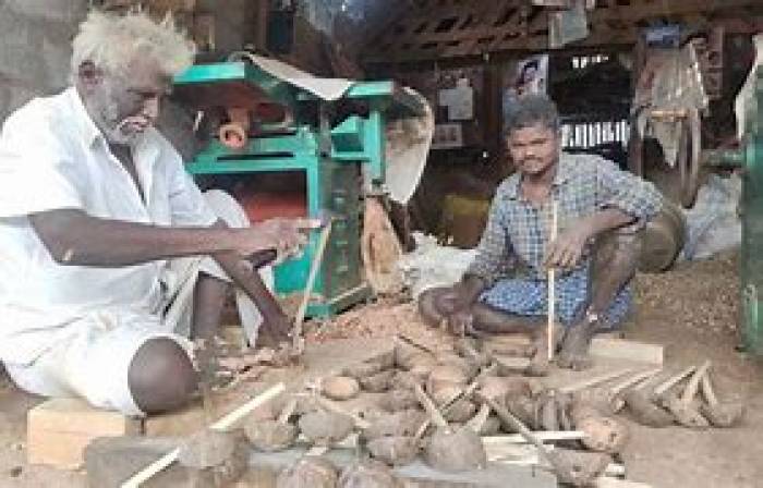 வால் நீண்ட குருவிக்கு, வாயுண்டு. வயிறில்லை.