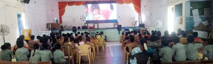 பள்ளி மாணவர்கள் கோடை விடுமுறையை பயனுள்ளதாகவும், ஆக்கப்பூர்வமாக  கழிக்கும் வகையிலும், அவர்களுக்குள் நல்ல சிந்தனையை விதைத்து,  ஊக்கப்படுத்தும் வகையிலும், திரையிடப்பட்ட சிறந்த திரைப்படங்களை மாணவர்கள் பார்வையிட்டனர்.