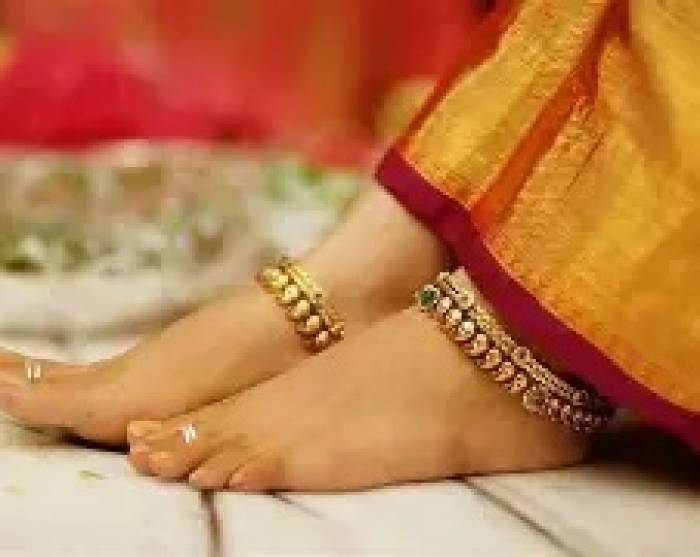 காலடியில் சுருண்டிருப்பாள். கணீர் என்று குரலிசைப்பாள்