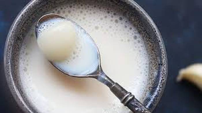 பாலில் பூண்டு கலந்து குடித்தால் ரத்தத்தில் சேரும் கொழுப்புகளை குறைக்கும்.