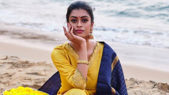 தமிழுக்கு வரும் நடிகை பிரியம்வதா கிருஷ்ணன் 'நரிவேட்ட' ஹீரோயின்