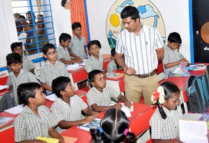 சிவகாசி வட்டத்தில் பல்வேறு பகுதிகளில் நடைபெற்றுவரும் வளர்ச்சித் திட்டப்பணிகள் குறித்து  மாவட்ட ஆட்சித்தலைவர்  அவர்கள் நேரில் சென்று பார்வையிட்டு ஆய்வு செய்தார்.