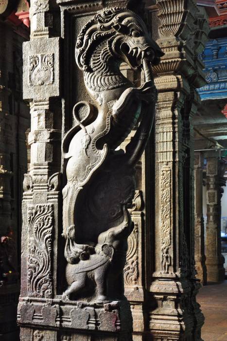 கோவிலின் காவலனாக யாளிகள்,