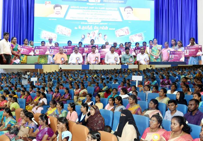 தமிழ்நாடு மாநில ஊரக, நகர்ப்புற வாழ்வாதார இயக்கம் சார்பில்,992  மகளிர் சுய உதவிக்குழுக்களுக்கு  வங்கி கடன் இணைப்புகள் மற்றும் அடையாள அட்டைகளை மாவட்ட ஆட்சித்தலைவர்  அவர்கள் வழங்கினார்.