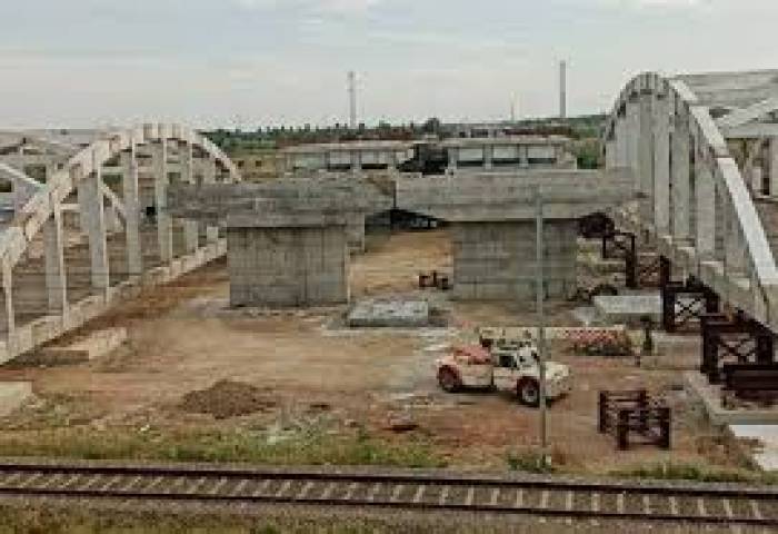 நான்கு வழிச் சாலை ரயில்வே ஸ்டீல் ஆர்க் பிரிட்ஜ் பணிகள் வேகம் .