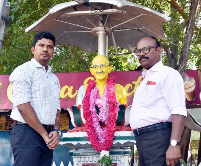 அண்ணல் காந்தியடிகள் அவர்களின் 157 -வது பிறந்த நாள் விழாவை முன்னிட்டு, விருதுநகர் மாவட்ட ஆட்சித்தலைவர் அவர்கள் கதர் சிறப்பு தள்ளுபடி முதல் விற்பனையினை துவக்கி வைத்தார்.