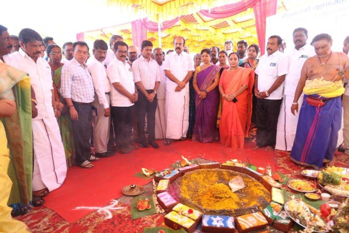 சிவகாசி  மாநகராட்சியில் ரூ.15 கோடி  மதிப்பில் நவீன வசதிகளுடன் கூடிய மாநாட்டு அரங்கம் அமைப்பதற்கு அடிக்கல் நாட்டி பணிகளை அமைச்சர் அவர்கள் துவக்கி வைத்தார்.