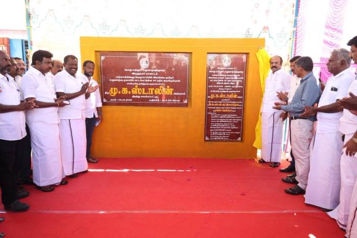 மல்லாங்கிணறு இலங்கை தமிழர் மறுவாழ்வு முகாமில் கட்டப்பட்டுள்ள 40 குடியிருப்புகளுக்கான சாவிகளை,  அமைச்சர்  அவர்கள் பயனாளிகளுக்கு வழங்கி, புதிய வீடுகளை பார்வையிட்டார்.