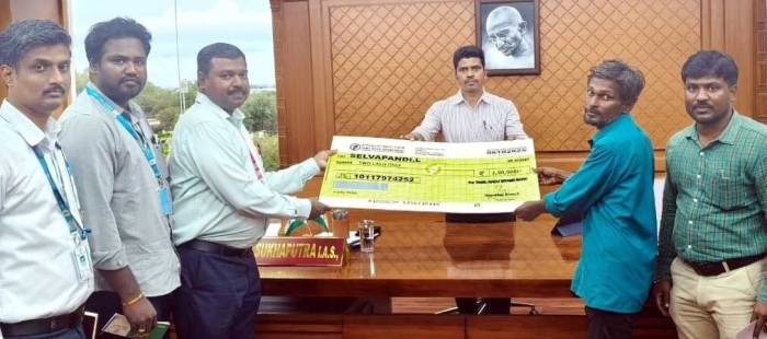 பிரதம மந்திரி விபத்து காப்பீடு திட்டத்தின் (PMSBY) கீழ் மரணமடைந்த திரு.லட்சுமணன் என்பவரின் வாரிசுதாரர் திரு.செல்வபாண்டிக்கு ரூ.2 இலட்சம் மதிப்பிலான விபத்துக் காப்பீட்டிற்கான காசோலையினை மாவட்ட ஆட்சித்தலைவர் மரு.என்.ஓ.சுகபுத்ரா,I A S., அவர்கள் வழங்கல்.