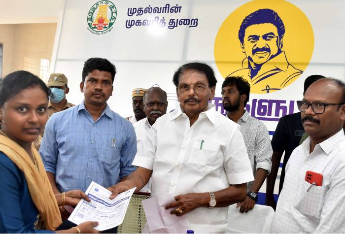 உங்களுடன் ஸ்டாலின் முகாம் நடைபெற்று வருவதை வருவாய் மற்றும் பேரிடர் மேலாண்மைத்துறை அமைச்சர் திரு.கே.கே.எஸ்.எஸ்.ஆர்.ராமச்சந்திரன் அவர்கள் நேரில் சென்று பார்வையிட்டார்.