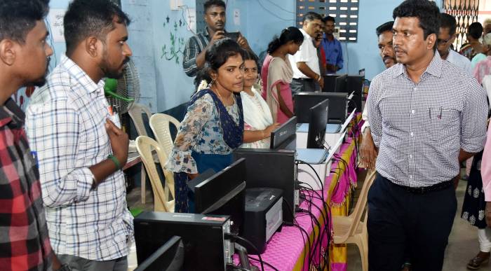காரியாபட்டி வட்டம், குரண்டி ஊராட்சி மற்றும் அருப்புக்கோட்டை வட்டம் செட்டிபட்டி ஊராட்சி ஆகிய இடங்களில் உங்களுடன் ஸ்டாலின் முகாம் நடைபெற்று வருவதை மாவட்ட ஆட்சித்தலைவர் அவர்கள் நேரில் சென்று பார்வையிட்டார்.