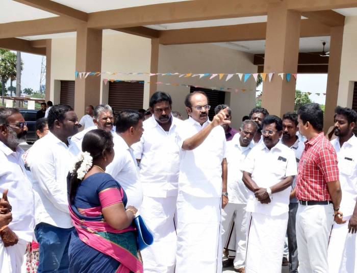 திருச்சுழி  ஊராட்சி ஒன்றியத்தில்,  அமைக்கப்பட்டு வரும் புதிய பேருந்து நிலைய பணிகளின் முன்னேற்றம் குறித்து மாவட்ட ஆட்சித்தலைவர்   அவர்கள் முன்னிலையில்,  அமைச்சர் திரு.தங்கம் தென்னரசு அவர்கள் பார்வையிட்டு ஆய்வு செய்தார்.