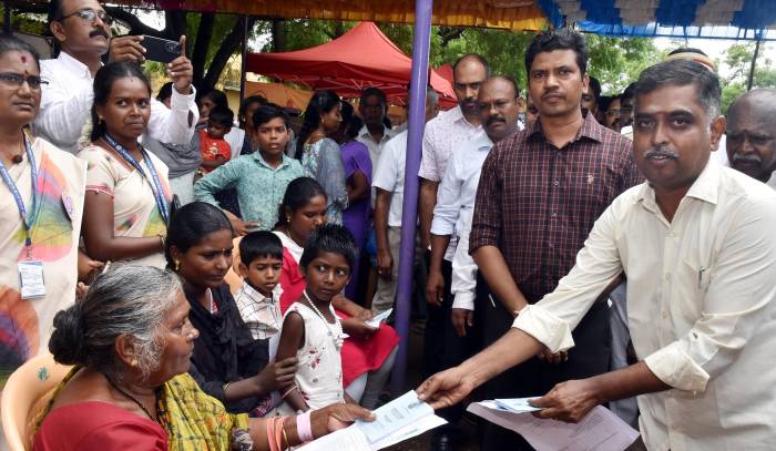 நலம் காக்கும் ஸ்டாலின் திட்டத்தின் கீழ், நடைபெற்ற பல்நோக்கு சிறப்பு மருத்துவ முகாமினை    மாவட்ட ஆட்சித்தலைவர் அவர்கள் நேரில் சென்று பார்வையிட்டு ஆய்வு செய்தார்.