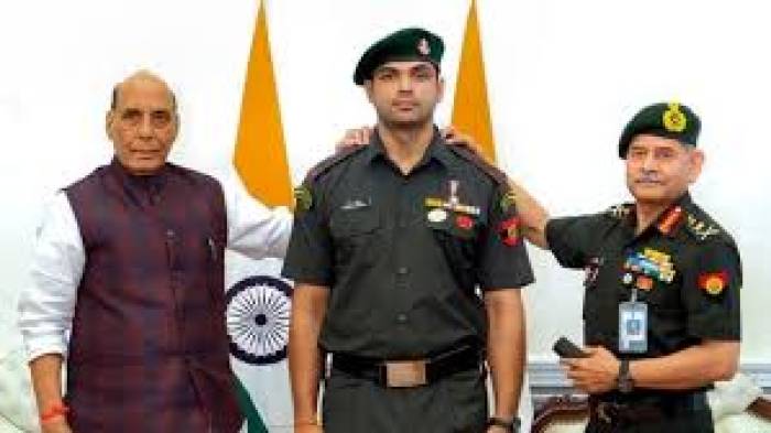 பாதுகாப்பு துறை அமைச்சர் ராஜ்நாத் சிங் (இடது), ராணுவ தலைமை தளபதி உபேந்திர திவேதி, நீர்ஜ் சோப்ராவுக்கு கவுரவ 'லெப்டினன்ட் கர்னல்' அந்தஸ்து வழங்கி கவுரவித்தனர்.