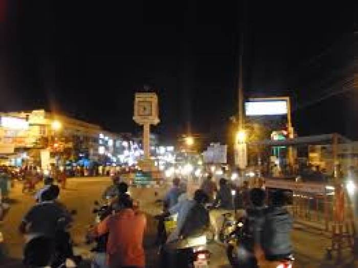 ராஜபாளையம் நகர் பகுதி பாதசாரிகளின் பாதுகாப்பிற்காக அமைக்கப்பட்ட நடைபாதைகள் ஆக்கிரமிப்பாளர்களால் போக்குவரத்து நெரிசல்.