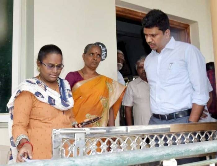 இராஜபாளையம்  மற்றும் விருதுநகர்  பகுதிகளில் வாக்காளர் பட்டியல் சிறப்புத் தீவிரத் திருத்த முகாம் பணிகள் நடைபெற்று வருவதை மாவட்ட தேர்தல் அலுவலர் / மாவட்ட ஆட்சித்தலைவர்  நேரில் சென்று பார்வையிட்டு ஆய்வு செய்தார்.