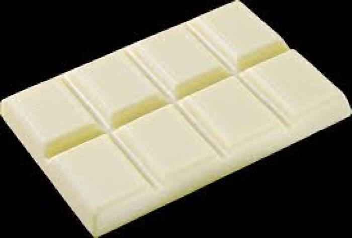 பால், சர்க்கரை, கொக்கோ வெண்ணெய் ஆகியவை சேர்க்கப்பட்டிருக்கும் வெள்ளைச் சாக்லெட்டுகள் .