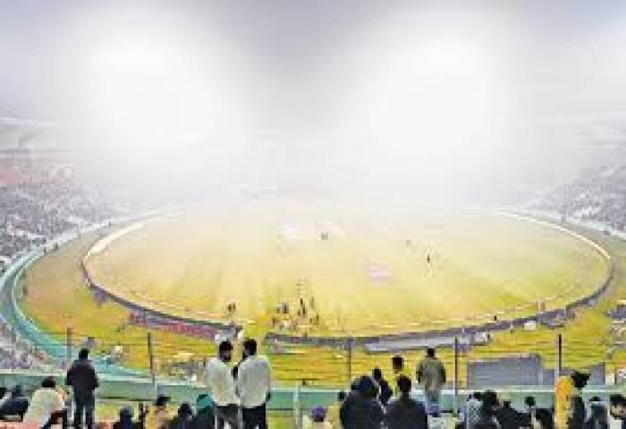 லக்னோவில் நிலவிய அடர்ந்த பனிப்பொழிவு காரணமாக வாஜ்பாய் கிரிக்கெட் மைதானத்தில் நேற்று நடக்க இருந்த கிரிக்கெட் போட்டி ரத்து.