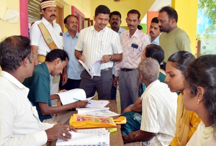 வாக்காளர் பட்டியலில் புதியதாக பெயர் சேர்க்க, பெயர் நீக்கம் செய்ய, பெயர் திருத்தம், முகவரி மாற்றம் தொடர்பான  விண்ணப்பங்கள் பெறுவதற்கான சிறப்பு முகாம் நடைபெற்று வருவதை மாவட்ட தேர்தல் அலுவலர்,மாவட்ட ஆட்சித்தலைவர், அவர்கள் நேரில் சென்று ஆய்வு .