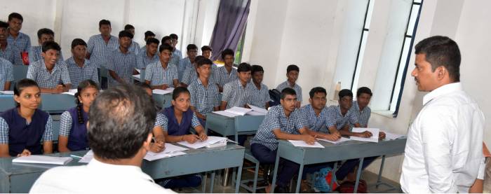 அரசுப்பள்ளியில் பயிலும்  மாணவர்களுக்கு பொறியியல் கல்லூரிகளில் இளங்கலை பொறியியல் படிப்புகளில் சேர்க்கை பெறுவதற்காக நடத்தப்படும் அகில இந்திய நுழைவுத் தேர்வு பயிற்சி வகுப்பினை பார்வையிட்டு,மாணவர்களிடம்  கலந்துரையாடினார்.