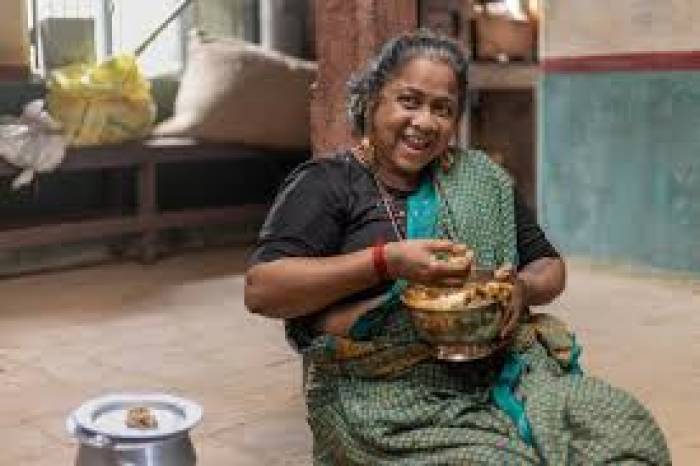 வேறு எந்த ஹீரோயினும் செய்யாத, வயதான ரோலில் ராதிகா “தாய்கிழவி “படத்தில்…