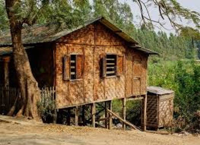 உறுதியாக நின்ற 26 மூங்கில் வீடுகள்.