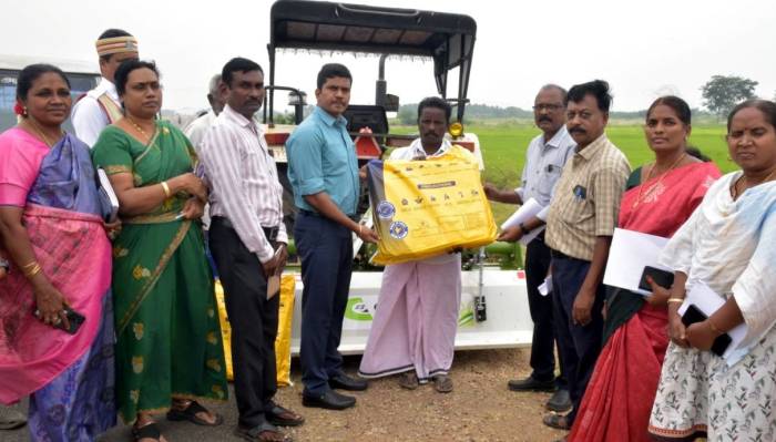 திருவில்லிபுத்தூர் வட்டாரப்பகுதிகளில் வேளாண்மைத்துறை சார்பில் செயல்படுத்தப்பட்டு வரும் பல்வேறு திட்டப்பணிகள் குறித்து மாவட்ட ஆட்சித்தலைவர் , அவர்கள் கள ஆய்வு மேற்கொண்டார்.