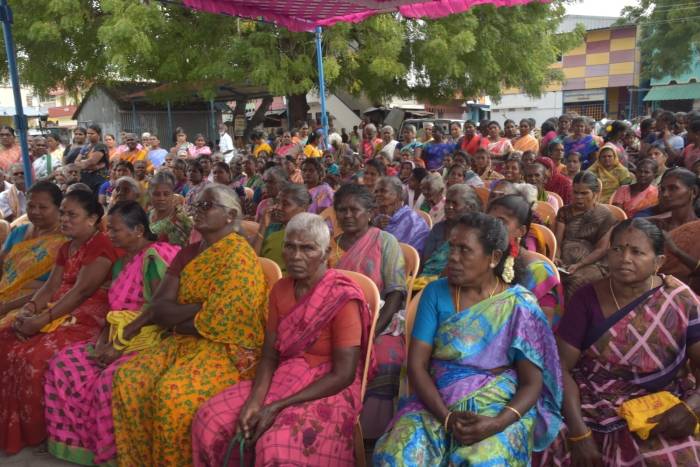 அனைத்து அரிசி குடும்ப அட்டைதாரர்கள் மற்றும் முகாம்வாழ் இலங்கை தமிழர்கள் குடும்பங்களுக்கு பொங்கல் சிறப்பு பரிசுத் தொகுப்பு .